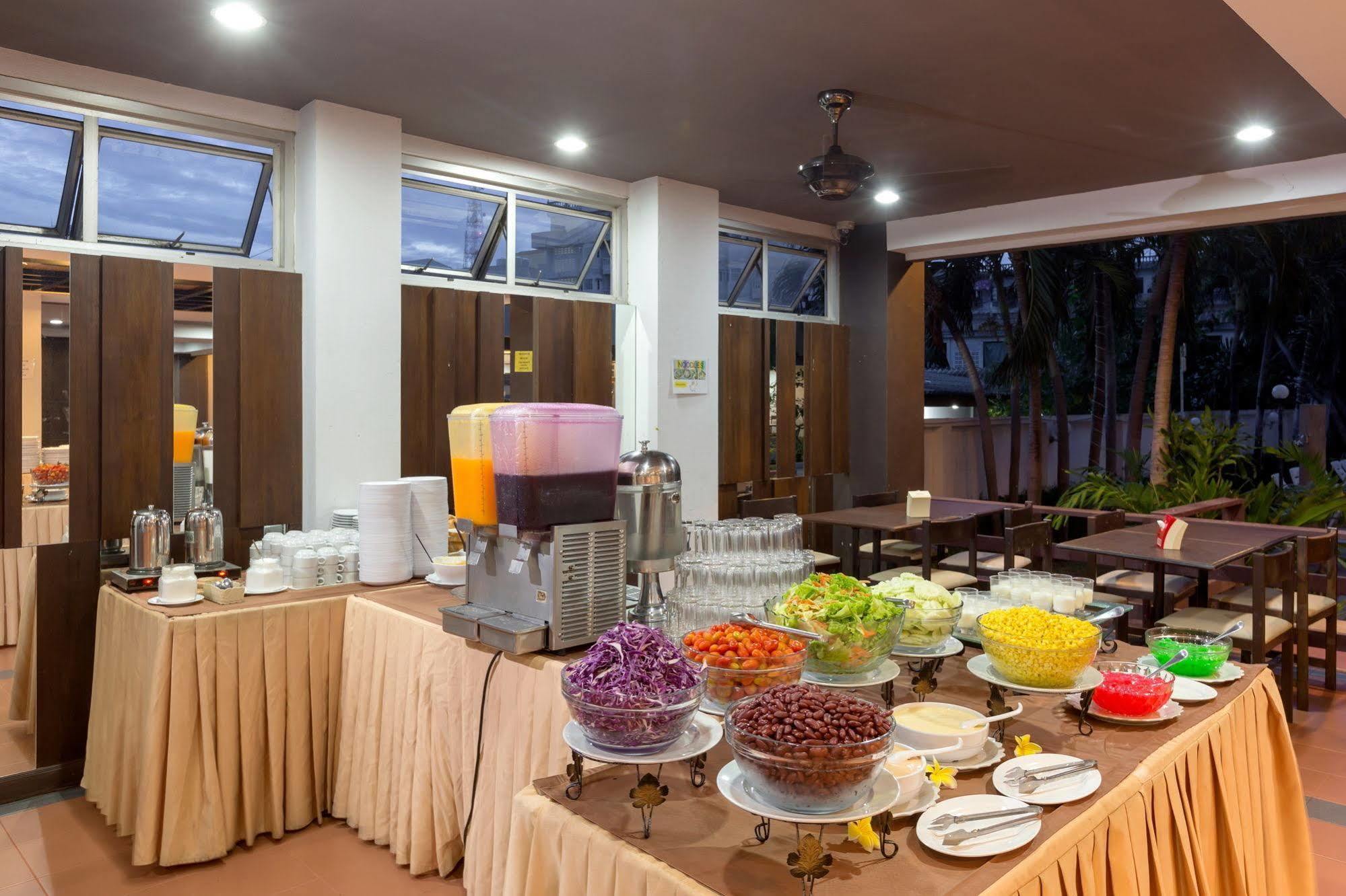 The Holiday Resort Pattaya Exterior photo